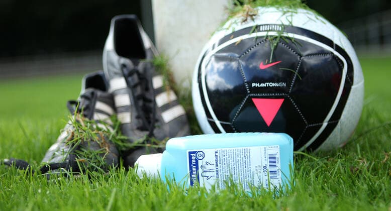 Fußball in der Coronakrise, Amateurfußball in der Coronakrise, Fußball und Hygieneregeln, Gesperrte Sportanlage, Symbolbild Fußball in der Coronakrise, Wandsbek Hamburg