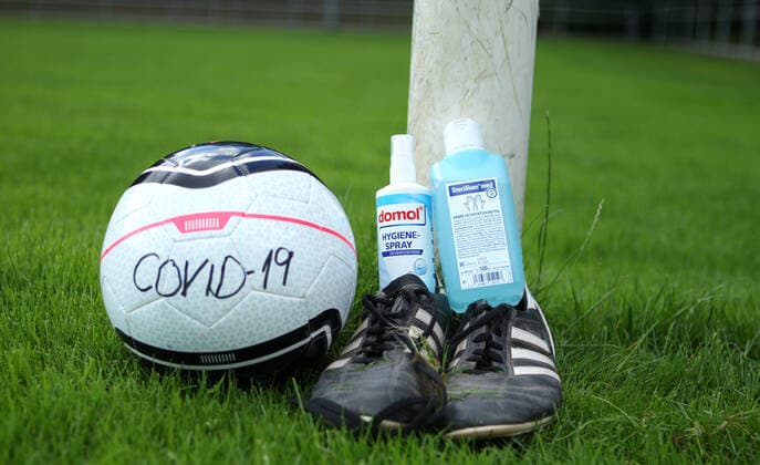 Fußball in der Coronakrise, Amateurfußball in der Coronakrise, Fußball und Hygieneregeln, Gesperrte Sportanlage, Symbolbild Fußball in der Coronakrise, Wandsbek Hamburg