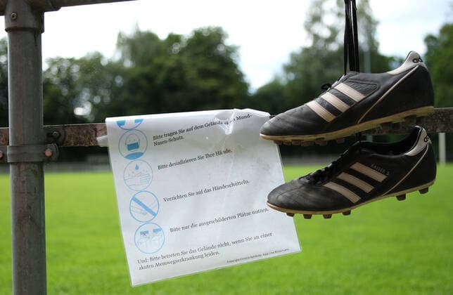 Fußball in der Coronakrise, Amateurfußball in der Coronakrise, Fußball und Hygieneregeln, Gesperrte Sportanlage, Symbolbild Fußball in der Coronakrise, Wandsbek Hamburg