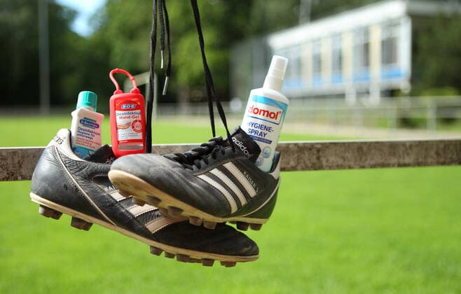 Fußball in der Coronakrise, Amateurfußball in der Coronakrise, Fußball und Hygieneregeln, Gesperrte Sportanlage, Symbolbild Fußball in der Coronakrise, Wandsbek Hamburg
