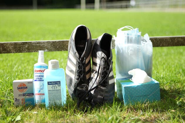 Fußball in der Coronakrise, Amateurfußball in der Coronakrise, Fußball und Hygieneregeln, Gesperrte Sportanlage, Symbolbild Fußball in der Coronakrise, Wandsbek Hamburg