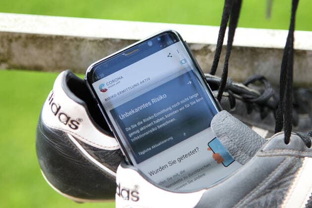 Fußball in der Coronakrise, Amateurfußball in der Coronakrise, Fußball und Hygieneregeln, Gesperrte Sportanlage, Symbolbild Fußball in der Coronakrise, Corona-Warn-App, Wandsbek Hamburg