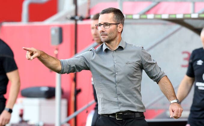 11.07.2020 - Fussball - Saison 2019 2020 - Relegation - Rückspiel - 2. Fussball - Bundesliga 3. Liga - FC Ingolstadt 04 ( Schanzer ) - 1. FC Nürnberg FCN ( Club ) - Sportfoto Zink Daniel Marr - DFL DFB regulations prohibit any use of photographs as image sequences and or quasi-video - only for editorial use - Michael Wiesinger (Trainer Cheftrainer Coach Interims-Trainer 1. FC Nürnberg FCN ) zeigt an gestikuliert dirigiert gibt Anweisungen