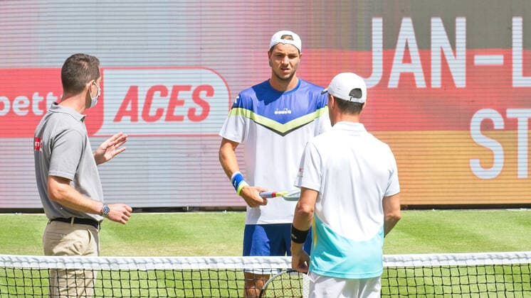 Begruessung Jan-Lennard Struff und dem Spanier Roberto Bautista Agut, Tennis bett1aces - im LTTC Rot-Weiss e.V. - Steffi Graf Stadion, 13.07.2020, GER, Berlin, Tennis bett1aces , 13.07.2020 Berlin Copyright: xUwexKoch xEibner-Pressefotox EP_ukh