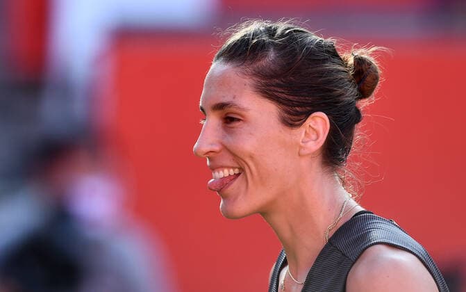 Andrea Petkovic (GER) zeigt die Zunge und lacht Petra Kvitova vs Andrea Petkovic (GER) Bett1ACES-Tennisturnier Tennis-Tournament, Tennisturnier, Damen und Herren auf LTTC Tot-Weiss Anlage im Steffi-Graf-Stadion Berlin, 13.7.2020