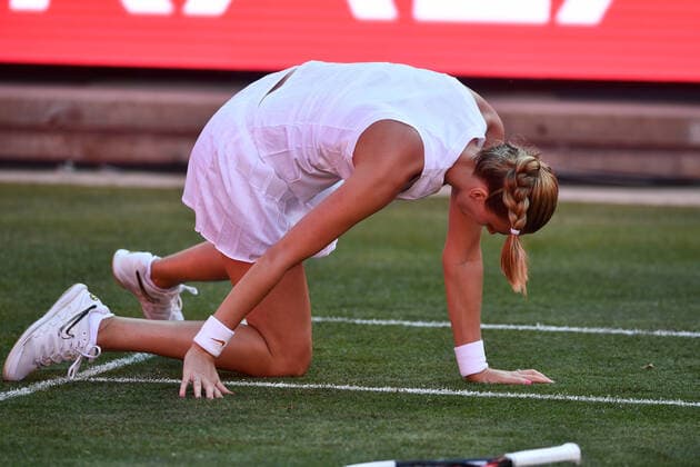 Petra Kvitova (CZR), stürzt, bleibt aber unverletzt Petra Kvitova vs Andrea Petkovic (GER) Bett1ACES-Tennisturnier Tennis-Tournament, Tennisturnier, Damen und Herren auf LTTC Tot-Weiss Anlage im Steffi-Graf-Stadion Berlin, 13.7.2020