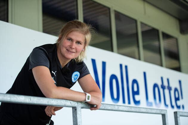 13.07.2020 - Fußball, Regionalliga West, 2020 2021, Porträttermin Imke Wübbenhorst als Trainerin der VfL Sportfreunde Lotte: Imke Wübbenhorst vor dem Schild Volle Lotte! Foto: Noah Wedel Lotte Nordrhein-Westfalen Deutschland Stadion am Lotter Kreuz