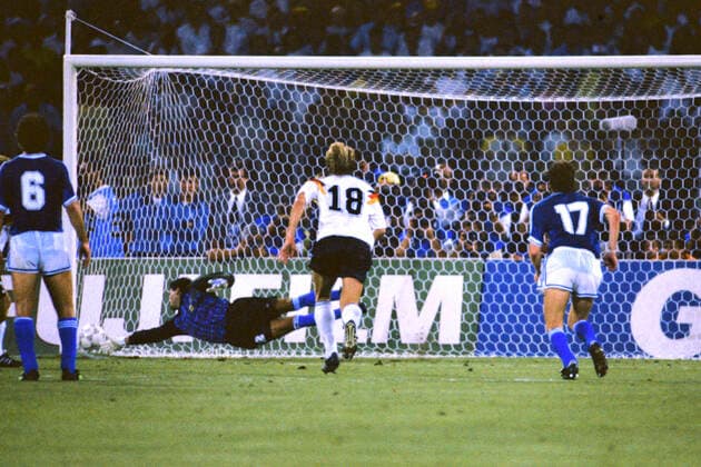 BREHME Andreas Team Deutschland verwandelt den 11m fuer Deutschland gegen Torwart Sergio Goycochea Team Deutschland Weltmeister FIFA Fussball Weltmeisterschaften 1990 in Italien Finale Deutschland - Argentinien 1 : 0 am 08.07. 1990 in Rom *** BREHME Andreas Team Germany convert the 11m for Germany against goalie Sergio Goycochea Team Germany World Champion FIFA World Cup 1990 in Italy Final Germany Argentina 1 0 on 08 07 1990 in Rome