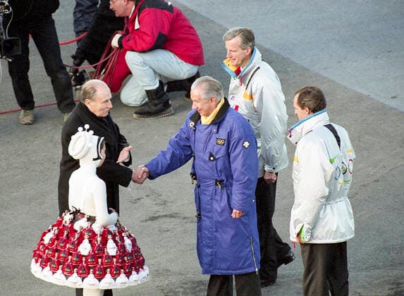 920208 Winter Olympics 1992, Opening Ceremony: French president Francois Mitterrand shakes hands with Juan Antonio Samaranch, president of The International Olympic Committee, during the opening ceremony at The Winter Olympic Games, Olympische Spiele, Olympia, OS on February 8, 1992 in Albertville, France. BILDBYRAN  Copyright: BILDBYRAN BB920208BB006
