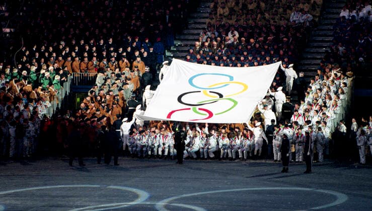 920208 Winter Olympics 1992, Opening Ceremony: The olympic flag is carried by participants during the opening ceremony at The Winter Olympic Games, Olympische Spiele, Olympia, OS on February 8, 1992 in Albertville, France. BILDBYRAN  Copyright: BILDBYRAN BB920208BB015