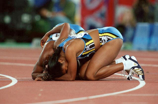 000928 Summer Olympics 2000, Athletics: Gold medalists of Bahamas celebrate after winning womens 4x100 m relay at The Summer Olympic Games, Olympische Spiele, Olympia, OS on September 28, 2000 in Sydney, Australia. BILDBYRAN  Copyright: LENNARTxMANSSON BB000928LM055