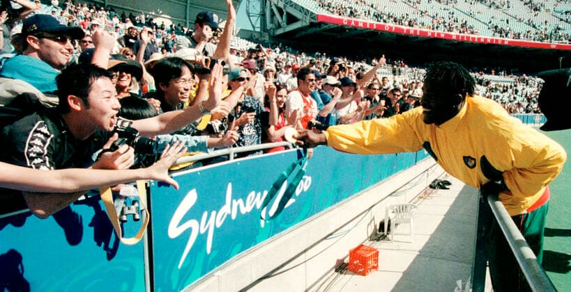 000930 Summer Olympics 2000, Football: A player of gold medalists Cameroon greets fans after the final against Spain at The Summer Olympic Games, Olympische Spiele, Olympia, OS on September 30, 2000 in Sydney, Australia. BILDBYRAN  Copyright: LENNARTxMANSSON BB000930LM017