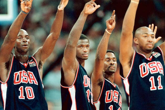 001001 Summer Olympics 2000, Basketball: Gold medalists USA (Dream Team 2) with (From L) Kevin Garnett, Antonio McDyess, Gary Payton and Vin Baker celebrate after defeating France in the final at The Summer Olympic Games, Olympische Spiele, Olympia, OS on October 1, 2000 in Sydney, Australia. BILDBYRAN  Copyright: BJORNxLINDGREN BB001001BB017