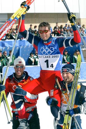 OLYMPIC LEGENDS: Thomas Alsgaard 020217 Winter Olympics 2002, Cross Country Skiing: Gold medalists Norway hisses finisher Thomas Alsgaard after relay 4x10 km at The Winter Olympic Games, Olympische Spiele, Olympia, OS on February 17, 2002 in Salt Lake City, USA. BILDBYRAN  Copyright: NIKLASxLARSSON BB020217NL041
