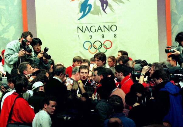 980210 Winter Olympics 1998, Ice hockey, Eishockey Wayne Gretzky of Canada is mobbed by the media when arriving at The Winter Olympic Games, Olympische Spiele, Olympia, OS on February 10, 1998 in Nagano, Japan. BILDBYRAN  Copyright: PETERxKRÜGER BB980210PK004