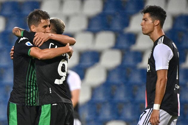Bilder des Jahres 2020, Sport 07 Juli Sport Themen der Woche KW29 Sport Bilder des Tages Photo Massimo Paolone LaPresse July 15, 2020 Reggio Emilia, Italy soccer Sassuolo vs Juventus - Italian Football Championship League A TIM 2019 2020 - Mapei stadium In the pic: Filip Djuricic (U.S.Sassuolo) celebrates with Francesco Caputo (U.S.Sassuolo) after scoring goal 1-2  Copyright: xMassimoxPaolone LaPressex