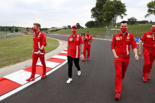 Formel 1 Grand Prix Großer Preis von Ungarn 2020 16.07.2020, Hungaroring, Budapest, Formel 1 Grand Prix Großer Preis von Ungarn 2020, im Bild Sebastian Vettel (GER 5), Scuderia Ferrari geht mit seinen Ingenieuren um die Strecke