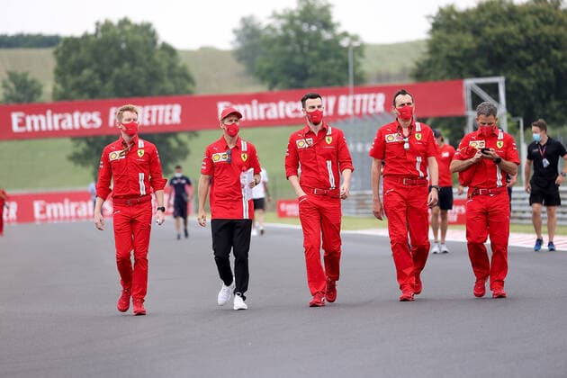 Formel 1 Grand Prix Großer Preis von Ungarn 2020 16.07.2020, Hungaroring, Budapest, Formel 1 Grand Prix Großer Preis von Ungarn 2020, im Bild Sebastian Vettel (GER 5), Scuderia Ferrari geht mit seinen Ingenieuren um die Strecke