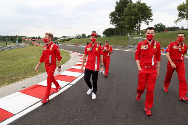 Formel 1 Grand Prix Großer Preis von Ungarn 2020 16.07.2020, Hungaroring, Budapest, Formel 1 Grand Prix Großer Preis von Ungarn 2020, im Bild Sebastian Vettel (GER 5), Scuderia Ferrari geht mit seinen Ingenieuren um die Strecke