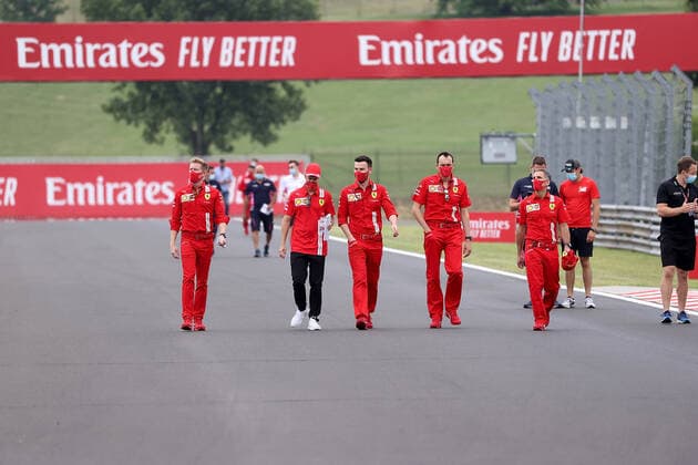 Formel 1 Grand Prix Großer Preis von Ungarn 2020 16.07.2020, Hungaroring, Budapest, Formel 1 Grand Prix Großer Preis von Ungarn 2020, im Bild Sebastian Vettel (GER 5), Scuderia Ferrari geht mit seinen Ingenieuren um die Strecke