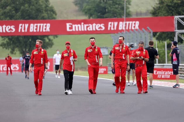Formel 1 Grand Prix Großer Preis von Ungarn 2020 16.07.2020, Hungaroring, Budapest, Formel 1 Grand Prix Großer Preis von Ungarn 2020, im Bild Sebastian Vettel (GER 5), Scuderia Ferrari geht mit seinen Ingenieuren um die Strecke