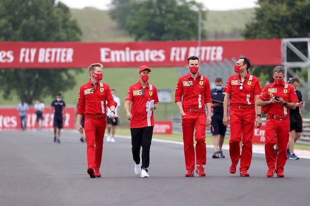 Formel 1 Grand Prix Großer Preis von Ungarn 2020 16.07.2020, Hungaroring, Budapest, Formel 1 Grand Prix Großer Preis von Ungarn 2020, im Bild Sebastian Vettel (GER 5), Scuderia Ferrari geht mit seinen Ingenieuren um die Strecke