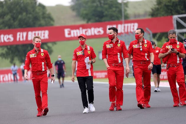 Formel 1 Grand Prix Großer Preis von Ungarn 2020 16.07.2020, Hungaroring, Budapest, Formel 1 Grand Prix Großer Preis von Ungarn 2020, im Bild Sebastian Vettel (GER 5), Scuderia Ferrari geht mit seinen Ingenieuren um die Strecke