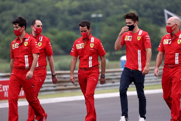 Formel 1 Grand Prix Großer Preis von Ungarn 2020 16.07.2020, Hungaroring, Budapest, Formel 1 Grand Prix Großer Preis von Ungarn 2020, im Bild Charles Leclerc (MCO 16), Scuderia Ferrari geht mit seinen Ingenieuren um die Strecke