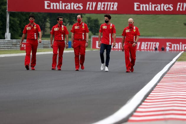 Formel 1 Grand Prix Großer Preis von Ungarn 2020 16.07.2020, Hungaroring, Budapest, Formel 1 Grand Prix Großer Preis von Ungarn 2020, im Bild Charles Leclerc (MCO 16), Scuderia Ferrari geht mit seinen Ingenieuren um die Strecke