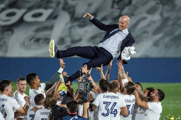 Bilder des Jahres 2020, Sport 07 Juli Sport Themen der Woche KW29 Real Madrid s players keep up French head coach Zinedine Zidane (C) as they celebrate after winning Villarreal CF in their Spanish LaLiga soccer match held at Alfredo Di Estefano Stadium, in Madrid, Spain, 16 july 2020. Real Madrid is the Spanish LaLiga champion and get his 34th Championship. Real Madrid vs Villarreal CF !ACHTUNG: NUR REDAKTIONELLE NUTZUNG!  Copyright: xRodrigoxJimenezx GRAF262 20200717-637305408782802019
