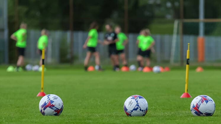 Eine Gruppe Spielerinnen des SV Werder Bremen, Sportlerinnen, Spielerinnen bespricht eine Trainingsübung, im Vordergrund liegen drei Bälle der Marke Umbro liegen auf dem Rasen, Spielball, Symbolfoto, Symbolbild Fussball, Fußball, Ball, Training, 16.07.2020, Bremen (Deutschland), Fussball, Flyeralarm Frauen-Bundesliga, Trainingsauftakt SV Werder Bremen *** A group of players of SV Werder Bremen, sportswomen, players discuss a training exercise, in the foreground are three balls of the brand Umbro lying on the grass, match ball, symbol photo, symbol image football, soccer, ball, training, 16 07 2020, Bremen Germany , football, flyer alarm women Bundesliga, training kick-off SV Werder Bremen xobx