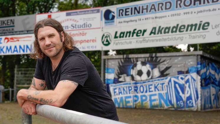 Bilder des Jahres 2020, Sport 07 Juli Sport Themen der Woche KW29 Sport Bilder des Tages 17.07.2020, Hänsch-Arena, Meppen, GER, 3. Liga, Pressekonferenz, Vorstellung des neuen Trainers Torsten Frings, der neue Trainer im Stadion, im Hintergrund das Fanprojekt, DFL REGULATIONS PROHIBIT ANY USE OF PHOTOGRAPHS AS IMAGE SEQUENCES AND OR QUASI-VIDEO. Meppen Niedersachsen Germany Hänsch-Arena *** 17 07 2020, Hänsch Arena, Meppen, GER, 3 Liga, press conference, introduction of the new coach Torsten Frings, the new coach in the stadium, in the background the fan project, DFL REGULATIONS PROHIBIT ANY USE OF PHOTOGRAPHS AS IMAGE SEQUENCES AND OR QUASI VIDEO Meppen Lower Saxony Germany Hänsch Arena