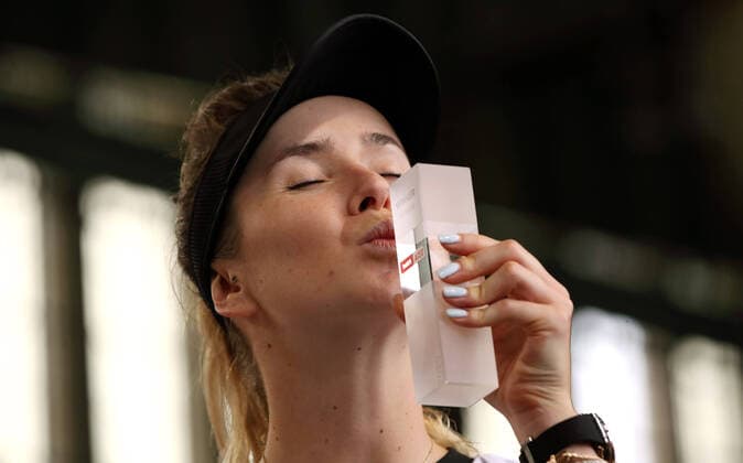 Bilder des Jahres 2020, Sport 07 Juli Sport Themen der Woche KW29 Sport Bilder des Tages Siegerin Gewinnerin Elina Svitolina (UKR) mit Pokal im Hangar 6 Flughafen-Tempelhof Tennis bett1Aces Damen Saison 2019 2020 17.07.2020 *** Winner Winner Elina Svitolina UKR with Cup in Hangar 6 Tempelhof Airport Tennis bett1Aces Women Season 2019 2020 17 07 2020