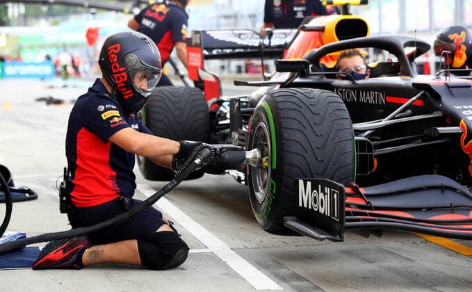 Motorsports: FIA Formula One World Championship, WM, Weltmeisterschaft 2020, Grand Prix of Hungary Motorsports: FIA Formula One World Championship 2020, Grand Prix of Hungary, Mechanic of Aston Martin Red Bull Racing