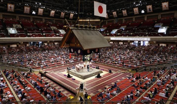 Bilder des Jahres 2020, Sport 07 Juli Sport Themen der Woche KW29 Sumo: July tourney begins, allows up to 2,500 fans a day Sumo wrestlers gather in the raised ring on the first day of the July Grand Sumo Tournament at Ryogoku Kokugikan in Tokyo on July 19, 2020. The tournament allows up to about 2,500 spectators per day amid concerns over coronavirus infections. 