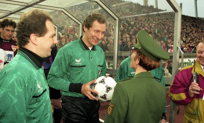 02.12.95 VfB Stuttgart - Hamburger SV Deutschland, Stuttgart, 02.12.1995, Fussball, Bundesliga, Saison 1995 1996, VfB Stuttgart - Hamburger SV (3:0): Hellmut Krug (Schiedsrichter) bekommt von einer Polizistin den Spielball überreicht. *** 02 12 95 VfB Stuttgart Hamburger SV Deutschland, Stuttgart, 02 12 1995, Football, Bundesliga, Season 1995 1996, VfB Stuttgart Hamburger SV 3 0 Hellmut Krug Referee receives the match ball from a policewoman