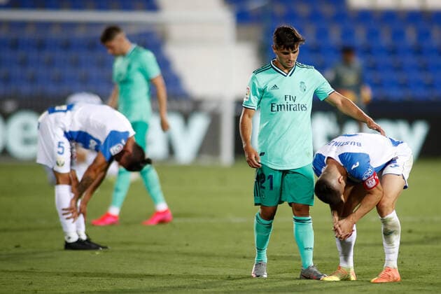 Bilder des Jahres 2020, Sport 07 Juli Sport Themen der Woche KW29 Sport Bilder des Tages July 19, 2020, Leganes, MADRID, SPAIN: Brahim Diaz of Real Madrid helps to Unai Bustinza of Leganes during the spanish league, La Liga, football match between CD Leganes and Real Madrid at Municipal Butarque Stadium on July 19, 2020 in Valdebebas, Madrid, Spain. Leganes SPAIN - ZUMAa181 20200719_zaa_a181_181 Copyright: xOscarxJ.xBarrosox