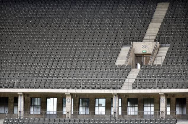 Corona - Coronavirus - COVID-19 - Berlin steht still, aufgenommen am 20. Mai 2020. Das Olympiastadion in Berlin-Charlottenburg, Spielstätte vom Fußball-Bundesligisten Hertha BSC Berlin. Am 22. Mai findet auf dem heiligen Rasen im Stadion das Geisterspiel gegen den 1. FC Union Berlin statt. Stadion, Bundesliga, Osttor, Olympische Ringe, leere Ränge, Rasen Copyright: KittyxKleist-Heinrichx