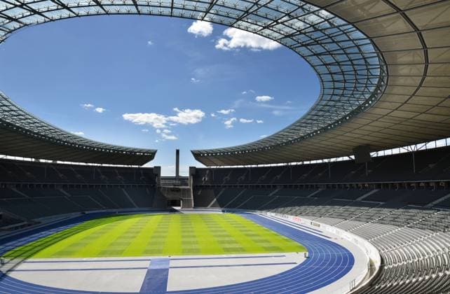 Corona - Coronavirus - COVID-19 - Berlin steht still, aufgenommen am 20. Mai 2020. Das Olympiastadion in Berlin-Charlottenburg, Spielstätte vom Fußball-Bundesligisten Hertha BSC Berlin. Am 22. Mai findet auf dem heiligen Rasen im Stadion das Geisterspiel gegen den 1. FC Union Berlin statt. Stadion, Bundesliga, Osttor, Olympische Ringe, leere Ränge, Rasen Copyright: KittyxKleist-Heinrichx