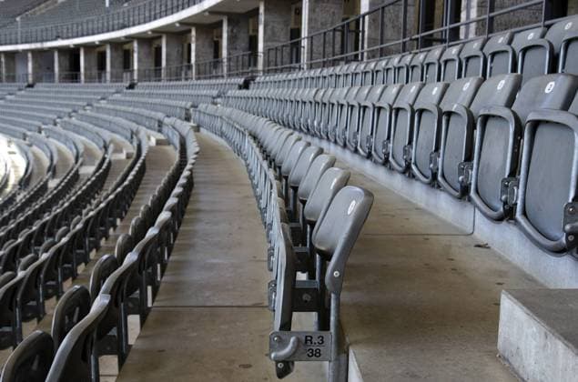 Corona - Coronavirus - COVID-19 - Berlin steht still, aufgenommen am 20. Mai 2020. Das Olympiastadion in Berlin-Charlottenburg, Spielstätte vom Fußball-Bundesligisten Hertha BSC Berlin. Am 22. Mai findet auf dem heiligen Rasen im Stadion das Geisterspiel gegen den 1. FC Union Berlin statt. Stadion, Bundesliga, Osttor, Olympische Ringe, leere Ränge, Rasen Copyright: KittyxKleist-Heinrichx