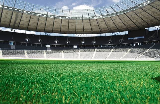 Corona - Coronavirus - COVID-19 - Berlin steht still, aufgenommen am 20. Mai 2020. Das Olympiastadion in Berlin-Charlottenburg, Spielstätte vom Fußball-Bundesligisten Hertha BSC Berlin. Am 22. Mai findet auf dem heiligen Rasen im Stadion das Geisterspiel gegen den 1. FC Union Berlin statt. Stadion, Bundesliga, Osttor, Olympische Ringe, leere Ränge, Rasen Copyright: KittyxKleist-Heinrichx