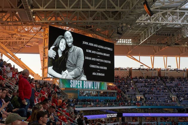 February 2, 2020, Miami Gardens, FL, USA: MIAMI GARDENS, FL - FEBRUARY 02: The San Francisco 49ers and the Kansas City Chiefs observe a moment of silence to honor former NBA, Basketball Herren, USA player Kobe Bryant and his daughter, Gianna Bryant, prior to Super Bowl LIV at Hard Rock Stadium on February 02, 2020 in Miami, Florida. ( Icon Sportswire) Miami Gardens USA - ZUMAi88_ 20200202_zaf_i88_955 Copyright: xRobinxAlamx