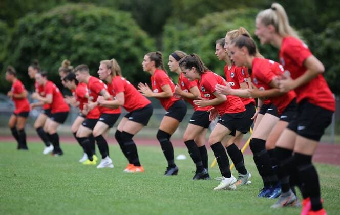 17.07.2020, xcex, GER, Frankfurt am Main, Frauenfussball, 2. Bundesliga, Frauen-Bundesliga Saison 2020 2021, Trainingsauftakt Eintracht Frankfurt Frauen II (ehemals 1. FFC Frankfurt II) Spielerinnen auf der Grundlinie, konzentriert, fokussiert, Fokus DFL regulations prohibit any use of photographs as image sequences and or quasi-video *** 17 07 2020, xcex, GER, Frankfurt am Main, womens football, 2 Bundesliga, womens Bundesliga season 2020 2021, training start Eintracht Frankfurt Frauen II former 1 FFC Frankfurt II players on the baseline, concentrated, focused, focus DFL regulations prohibit any use of photographs as image sequences and or quasi video