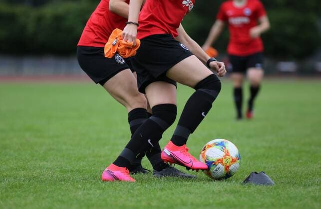 17.07.2020, xcex, GER, Frankfurt am Main, Frauenfussball, 2. Bundesliga, Frauen-Bundesliga Saison 2020 2021, Trainingsauftakt Eintracht Frankfurt Frauen II (ehemals 1. FFC Frankfurt II) Zweikampf, Fussballschuhe, Symbolbild DFL regulations prohibit any use of photographs as image sequences and or quasi-video *** 17 07 2020, xcex, GER, Frankfurt am Main, womens football, 2 Bundesliga, womens Bundesliga season 2020 2021, training start Eintracht Frankfurt Frauen II formerly 1 FFC Frankfurt II duel, football shoes, symbol image DFL regulations prohibit any use of photographs as image sequences and or quasi video