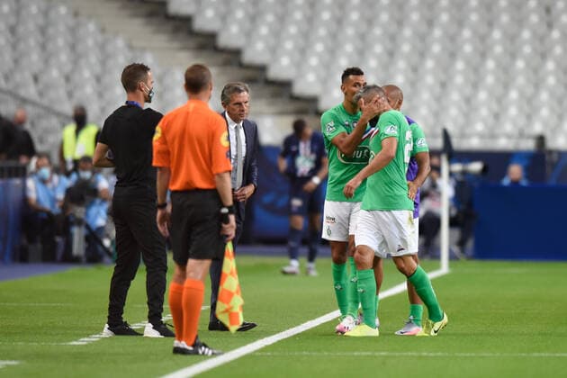 Carton rouge pour Loic Perrin ( 24 - Saint Etienne ) - FOOTBALL : Paris Saint Germain vs AS Saint Etienne - Finale Coupe de France - Saint Denis - 24 07 2020 FedericoPestellini Panoramic 