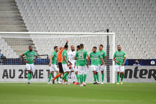 Carton rouge pour Loic Perrin ( 24 - Saint Etienne ) - FOOTBALL : Paris Saint Germain vs AS Saint Etienne - Finale Coupe de France - Saint Denis - 24 07 2020 FedericoPestellini Panoramic 