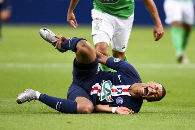 07 KYLIAN MBAPPE (PSG) - FAUTE - BLESSURE FOOTBALL : Paris SG vs Saint Etienne - Coupe de France - Finale - 24 07 2020 FEP Panoramic 