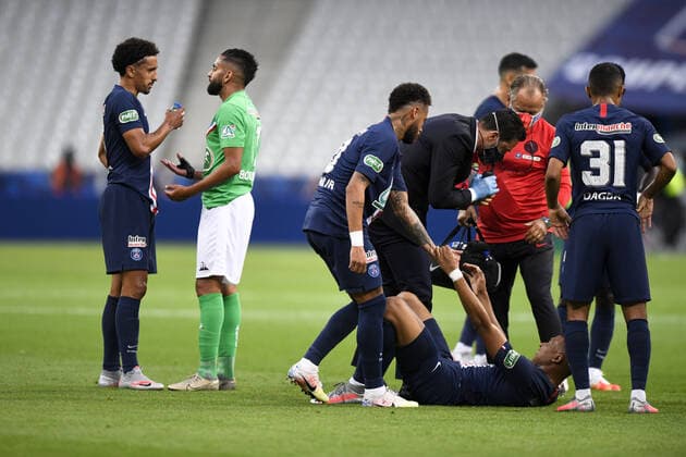 07 KYLIAN MBAPPE (PSG) - BLESSURE - FAIR PLAY - 10 NEYMAR JR (PSG) - 05 MARQUINHOS (PSG) - 07 RYAD BOUDEBOUZ (ASSE) FOOTBALL : Paris SG vs Saint Etienne - Coupe de France - Finale - 24 07 2020 FEP Panoramic 