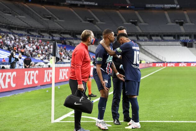 BLESSURE - DECEPTION - 07 KYLIAN MBAPPE (PSG) - FAIR PLAY - 10 NEYMAR JR (PSG) FOOTBALL : Paris SG vs Saint Etienne - Coupe de France - Finale - 24 07 2020 FEP Panoramic 