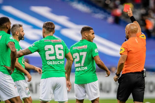 Referee gives a red card to AS Saint Etienne s captain Loic Perrin during the Coupe de France soccer final match between Paris Saint Germain (PSG) and AS Saint Etienne, in Saint-Denis near Paris, France, 24 July 2020.  Copyright: xAurelienxMorissardx